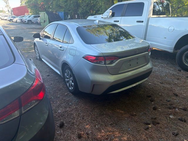 Used 2022 Silver Toyota LE image 9