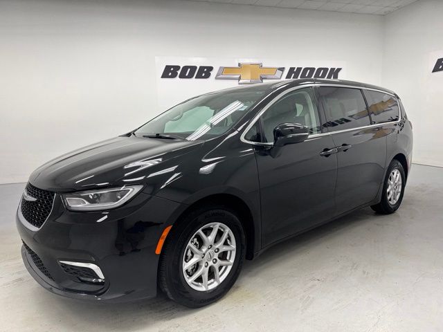 Brilliant Black Crystal Pearlcoat 2024 Chrysler Pacifica Minivan Front-Wheel Drive 9-Speed Automatic