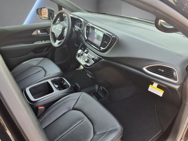 2025 Chrysler Voyager LX - Photo 23