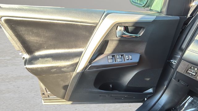 Used 2018 Gray Toyota XLE image 19