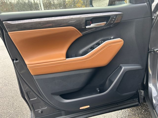 new 2025 Toyota Highlander Hybrid car, priced at $57,546