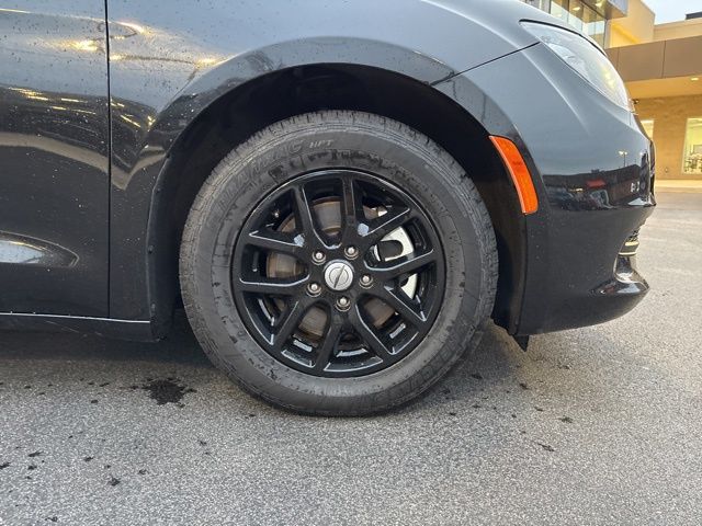 Used 2023 Black Chrysler LX image 41