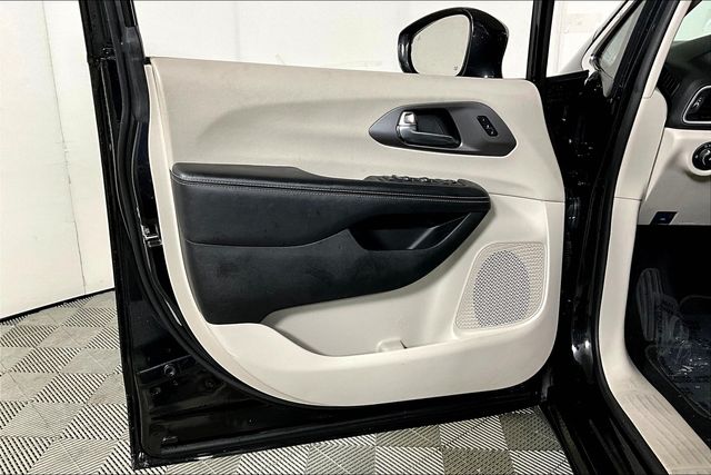 Used 2022 Chrysler Pacifica For Sale in OLIVE BRANCH, MS