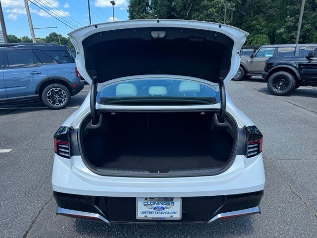 Used 2025 White Hyundai SEL image 7