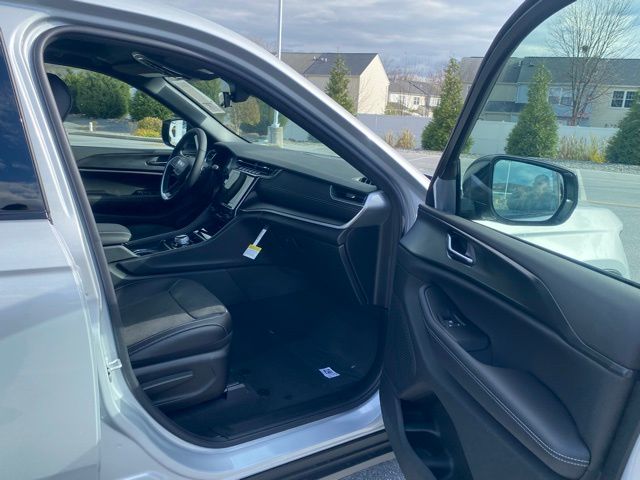 new 2025 Jeep Grand Cherokee car, priced at $39,696