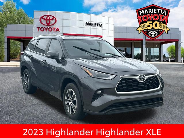 Magnetic Gray Metallic 2023 Toyota Highlander XLE FWD SUV / Crossover Front-Wheel Drive 8-Speed Automatic