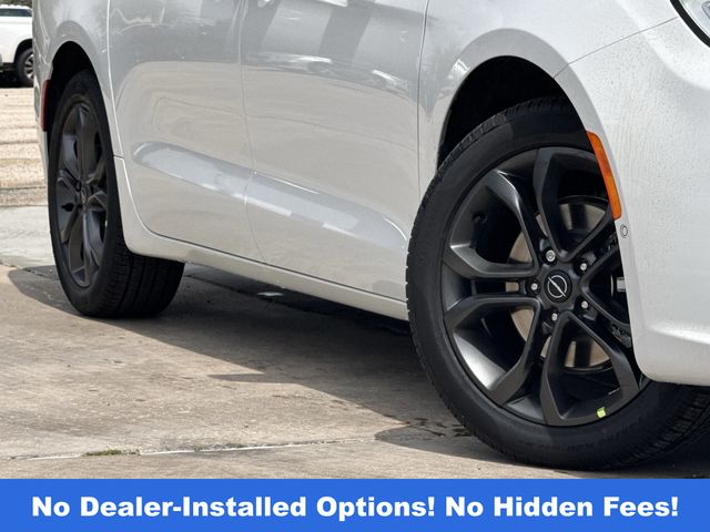2026 Chrysler Pacifica Select White at Mac Haik CDJR North Houston