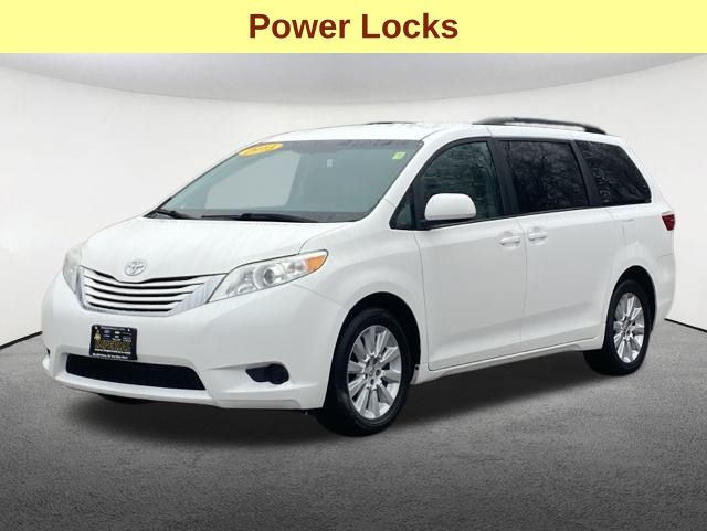 2015 Toyota Sienna LE 9