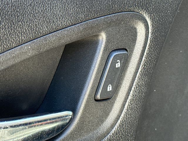 Used 2022 White Chevrolet Z71 image 20