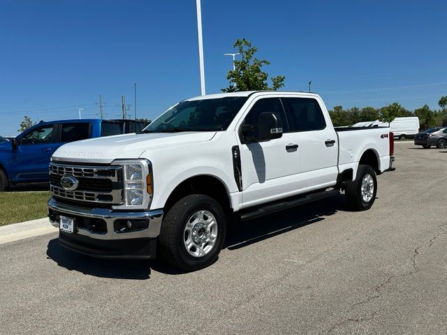Oxford White 2025 Ford F-250 Super Duty Pickup Truck Four-Wheel Drive Automatic