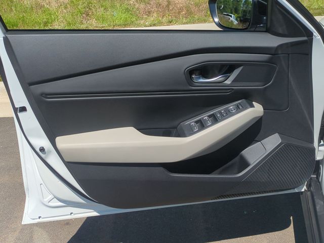 Used 2026 White Honda SE image 30