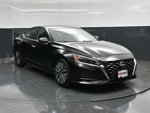 Super Black Clearcoat 2025 Nissan Altima 2.5 SV FWD Sedan Front-Wheel Drive Continuously Variable Transmission