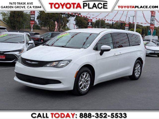2023 Chrysler Voyager LX's photo