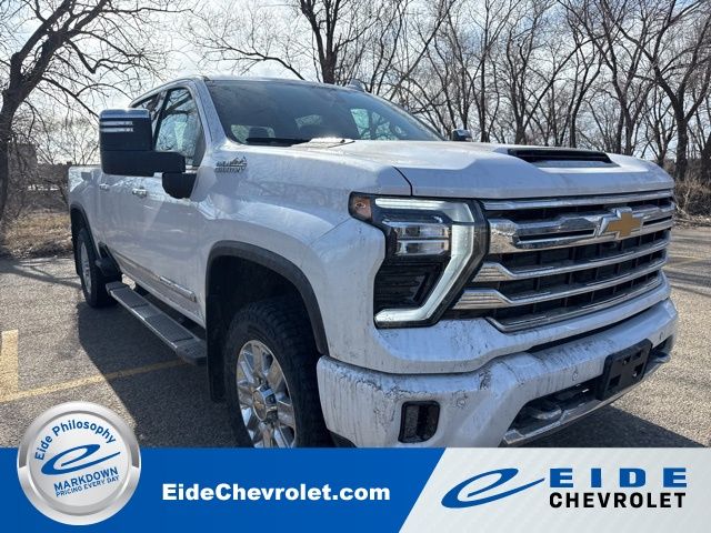 White (Iridescent Pearl Tricoat) 2024 Chevrolet Silverado 2500HD High Country Crew Cab 4WD Pickup Truck Four-Wheel Drive Automatic