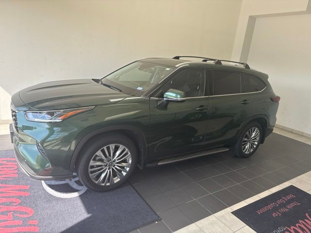2024 Toyota Highlander Platinum  at Toyota of Victoria