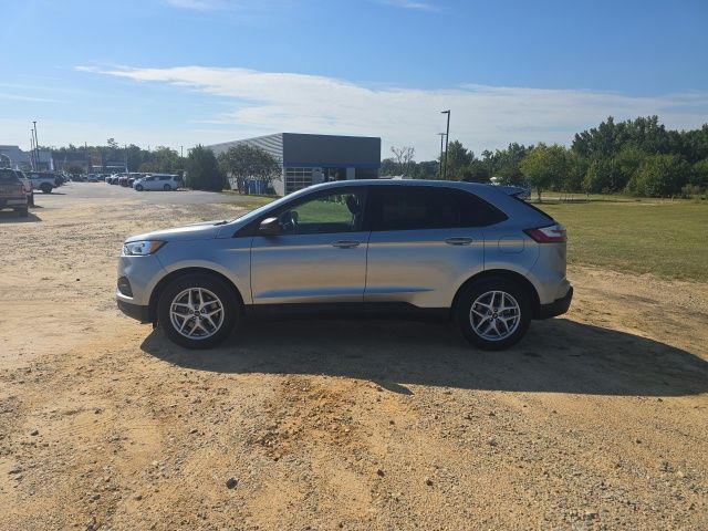 Used 2021 Iconic Silver Metallic Ford SE image 4