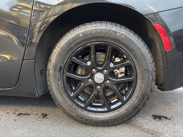 Used 2023 Black Chrysler LX image 43