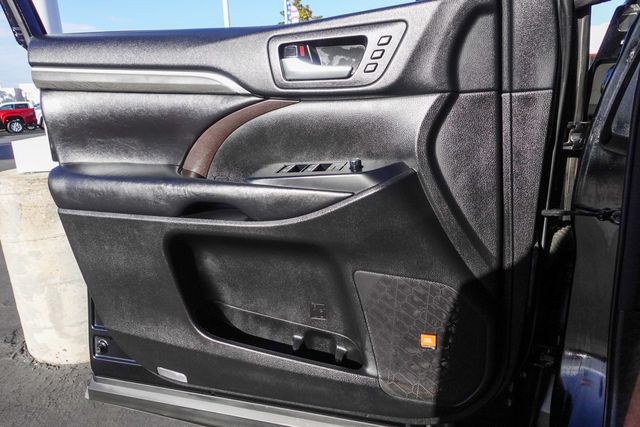 used 2018 Toyota Highlander Hybrid car, priced at $18,399