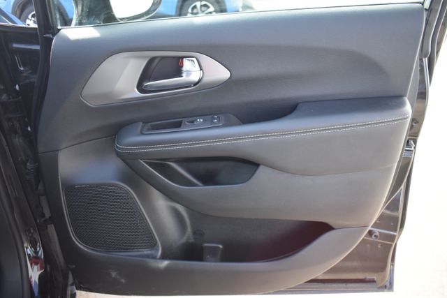 Used 2025 Chrysler Pacifica Van
