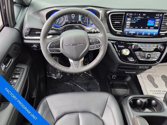 Used 2025 Chrysler Pacifica Van