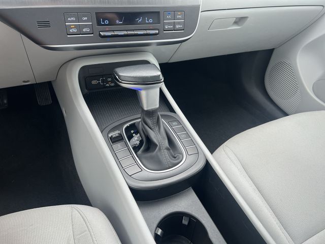 Used 2025 White Hyundai SEL image 24