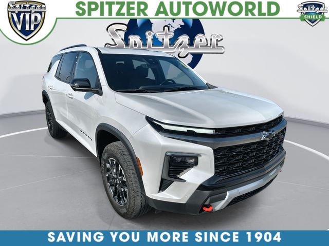 White (Iridescent Pearl Tricoat) 2024 Chevrolet Traverse SUV / Crossover Four-Wheel Drive 8-Speed Automatic