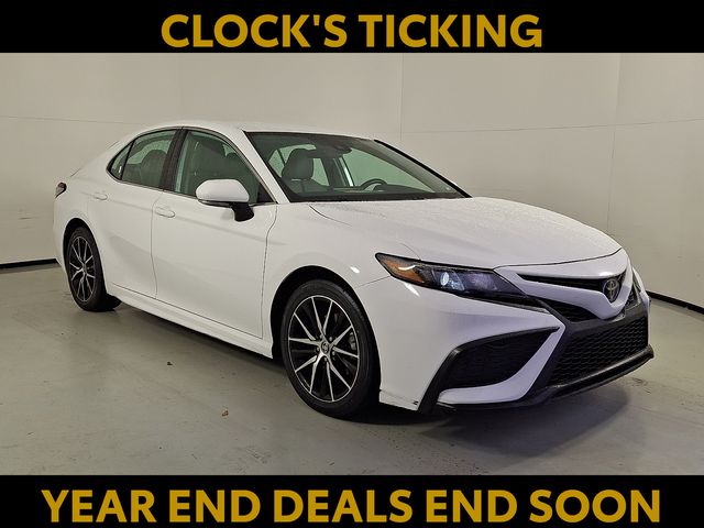 2024 Toyota Camry SE's photo