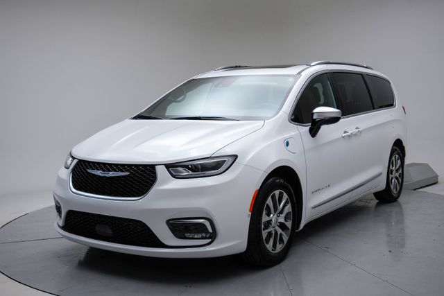 2025 Chrysler Pacifica Hybrid Pinnacle FWD