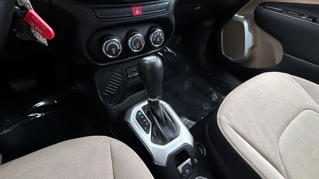 Used 2015 Silver Jeep Latitude image 14