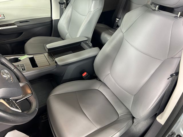 2021 Toyota Sienna XLE 19