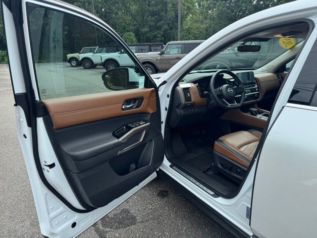 Used 2025 White Nissan Platinum image 12