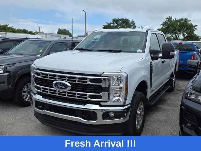 Oxford White 2026 Ford F-250 Super Duty XLT Crew Cab 4WD Pickup Truck Four-Wheel Drive Automatic