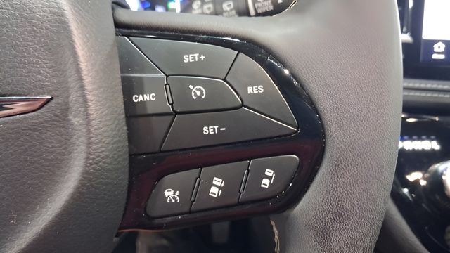Used 2025 Chrysler Pacifica Van