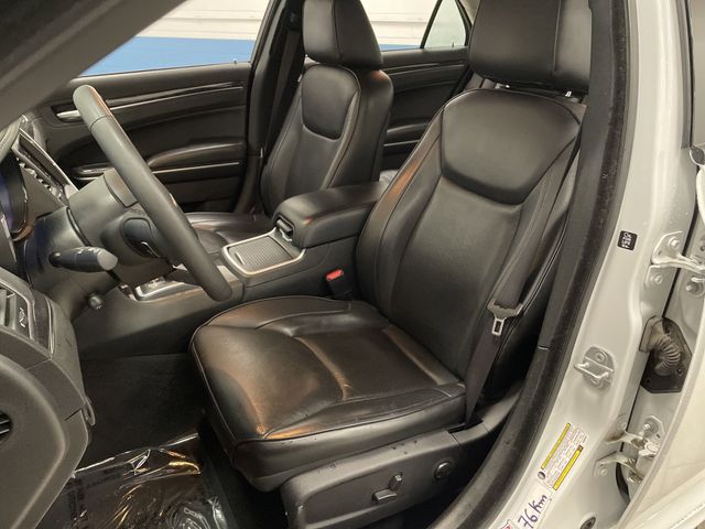2023 Chrysler 300 Touring photo