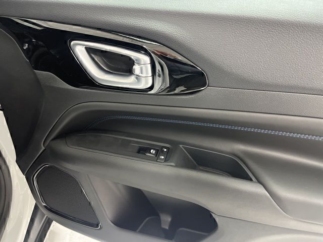 New 2026 White Jeep Latitude image 18