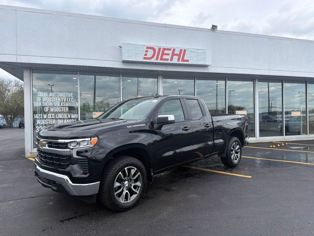 Black 2025 Chevrolet Silverado 1500 LT Double Cab 4WD Pickup Truck Four-Wheel Drive 8-Speed Automatic