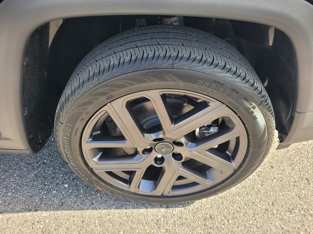 New 2026 Black Jeep Latitude image 18