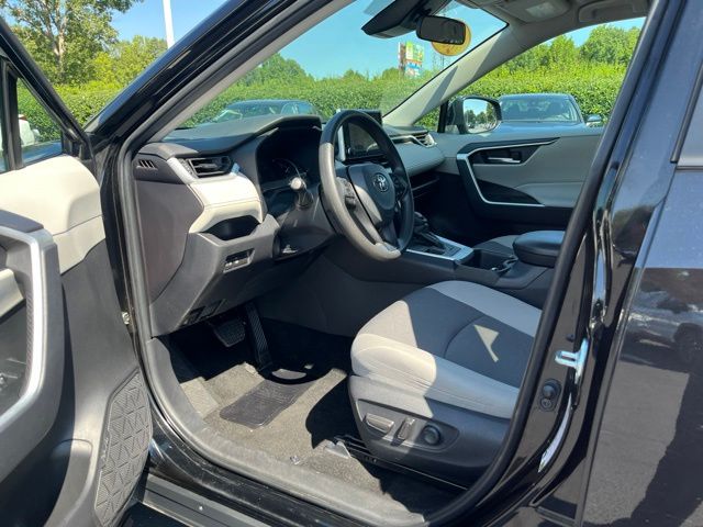 2025 Toyota RAV4 XLE - Photo 15