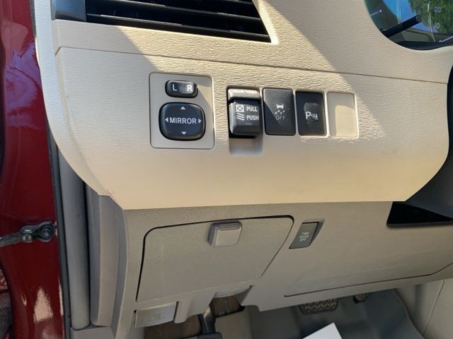 2012 Toyota Sienna XLE 7-Passenger Auto Access Se photo