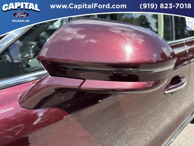 Used 2018 Red Lincoln Select image 12