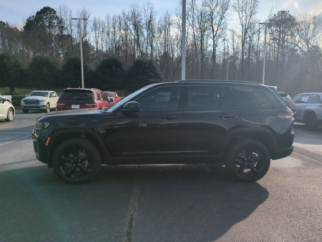 New 2026 Diamond Black Crystal Pearl-Coat Exterior Paint Jeep Limited image 2