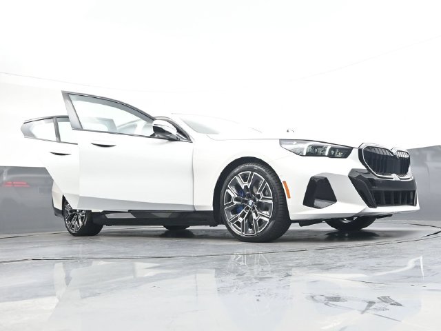 New 2027 White BMW 550e xDrive image 42