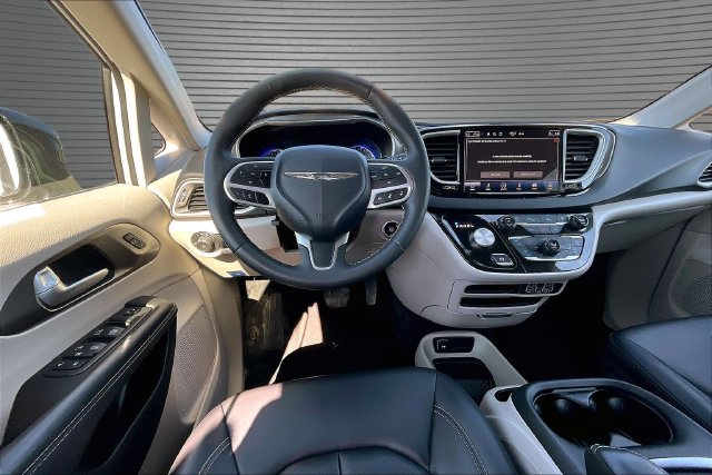Used 2024 Chrysler Pacifica Van