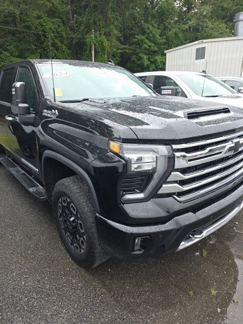 Used 2024 Black Chevrolet High Country image 2