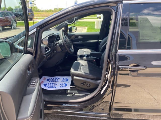 2027 Chrysler Pacifica Select - Diamond Black exterior view 11
