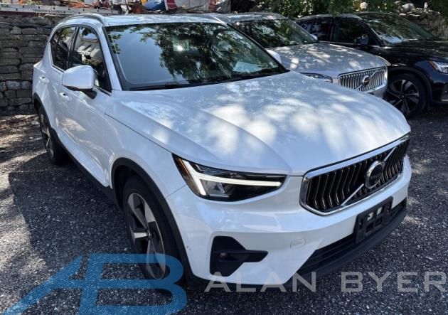  2023 Volvo XC40 B5 Plus Bright Theme AWD   