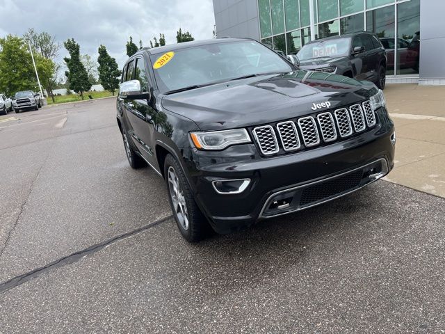 2021 Jeep Grand Cherokee Overland - Diamond Black exterior view 3