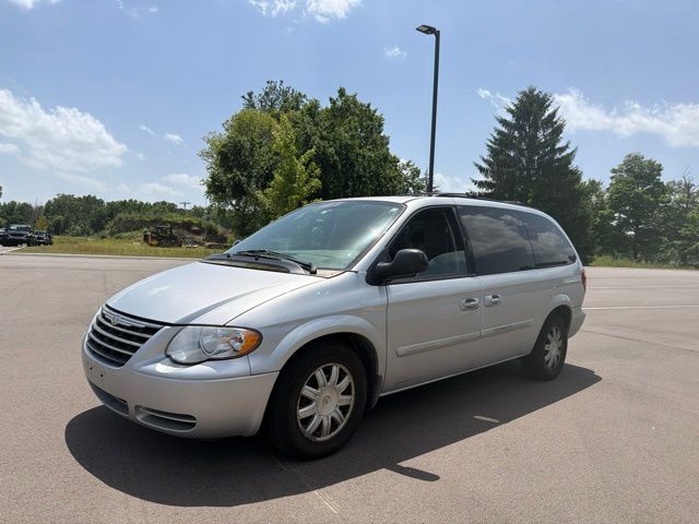 Bright Silver Clearcoat Metallic 2005 Chrysler Town & Country Minivan 4-Speed Automatic