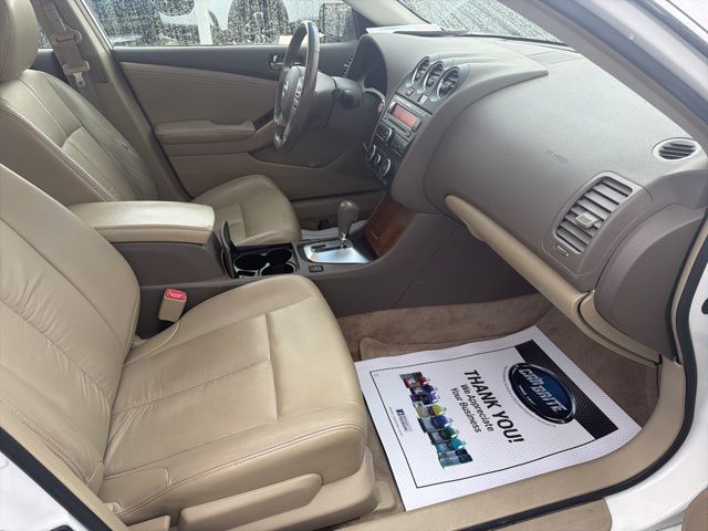 Used 2009 White Nissan 2.5 SL image 32