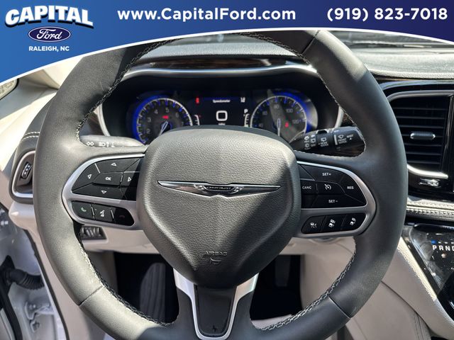 Used 2024 White Chrysler Limited image 24